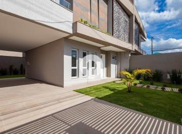 Casa · 180m² · 3 Quartos · 2 Vagas · Sobrado à venda com 3 suítes e quintal