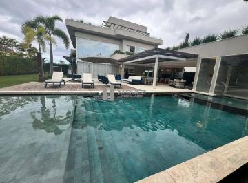 Casa · 900m² · 6 Quartos · 6 Vagas · Casa Triplex de Alto Padrão à Venda no Condomínio Alphaville Barra da Tijuca – 6 Suítes, 900m² e Laz