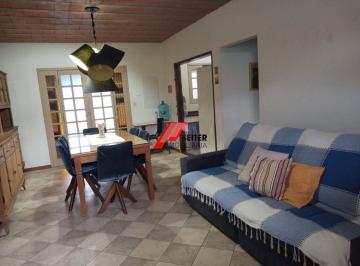 Casa · 354m² · 5 Quartos · 2 Vagas · Casa à venda na Barra da Lagoa em Florianópolis.