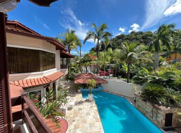 Casa · 385m² · 6 Quartos · 2 Vagas · Casa Assobradada no Condomínio Fechado Pernambuco II, localizada na Praia do Pernambuco, 700 metros