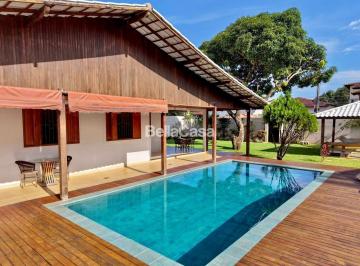 Foto 01 · Casa à venda composta de 4 quartos, sendo 1 suíte e 3 vagas de garagem, com piscina e churrasqueira