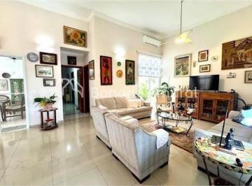 Casa · 164m² · 3 Quartos · 4 Vagas · Oportunidade 3 suites e piscina no Condomínio Campos do Conde I em Paulínia , SP
