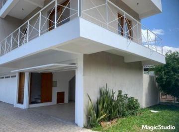 Casa · 193m² · 3 Quartos · 2 Vagas · Casa de 3 Pavimentos com Sacadas, Lareira e Espaço Gourmet