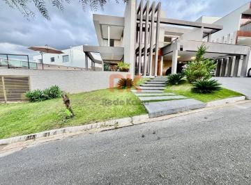 Casa · 560m² · 4 Quartos · 6 Vagas · Casa de Condomínio com 4 Quartos e 3 banheiros à Venda!