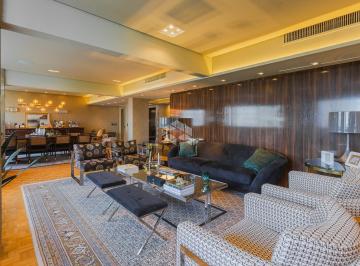 Apartamento · 248m² · 3 Quartos · 3 Vagas · Apartamento com 248m² privativos no Moinhos de Vento, a poucos metros do Parcão.
