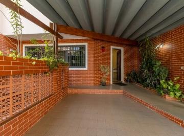 6c25ffc2-d421-4aa6-9a42-86e926887afe · Aconchegante casa para venda em Vila Anglo Brasileira com 3 quartos, sendo 1 suíte, 228m²