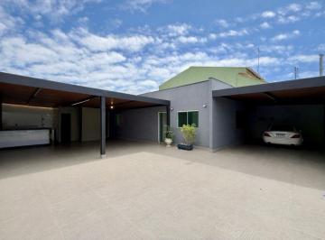 Casa de 3 quartos, Samambaia · Casa recém reformada de 3 quartos c/ 1 suíte, lote de 260 m² (raridade), QR 410.