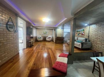 Casa · 222m² · 4 Quartos · 2 Vagas · Agronômica | Casa 4 quartos (2 suítes)