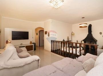 Casa · 366m² · 3 Quartos · 4 Vagas · Excelente Casa à venda com 3 suítes, 4 vagas de garagem, salão de festas e área gourmet por R$1460.0