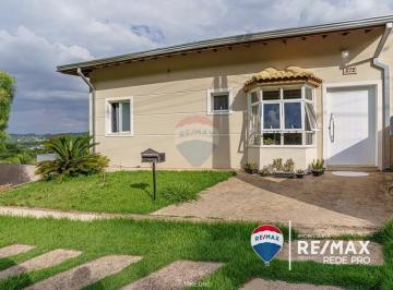 Casa · 229m² · 3 Quartos · 2 Vagas · Casa à venda condomínio fechado, 3 dormitórios (1 suíte), 4 vagas e um excelente quintal, no centro