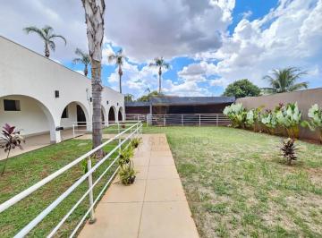 Casa · 840m² · 7 Quartos · 4 Vagas · Casa comercial para locação com 460,45m² de área construída e 07 quartos, sendo 02 suítes no bairro 