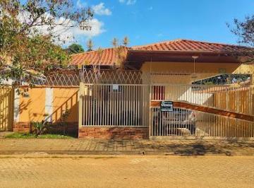 2db09a6bdbe645c2c2616cd27b17ae5f28322ca3 · Casa à venda por R$ 900.000 - Centro - São Bento do Sapucaí/SP