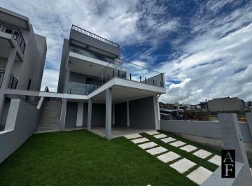 Casa · 150m² · 3 Quartos · 2 Vagas · Casa com Terraço e Garagem Coberta