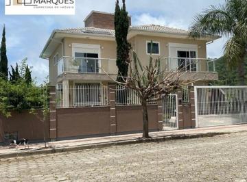 Casa · 300m² · 3 Quartos · 4 Vagas · 950 metros até a praia!