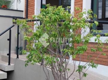 0 · Casa térrea reformada, com 3 quartos sendo 1 suíte e ótima localização em Valinh