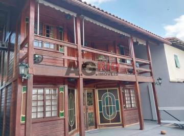 Casa · 370m² · 4 Quartos · 2 Vagas · CASA ESTILO CHALÉ NO CONDOMÍNIO NOVA VALQUEIRE À VENDA COM 4 QUARTOS