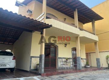 Casa · 245m² · 3 Quartos · 3 Vagas · ÓTIMA CASA COM 3 QUARTOS NO VALQUEIRE