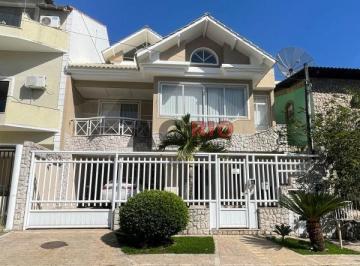 Casa · 236m² · 4 Quartos · 2 Vagas · ÓTIMA CASA COM 4 QUARTOS NO VALQUEIRE