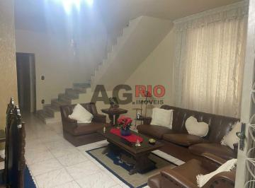 Casa · 373m² · 4 Quartos · 1 Vaga · ÓTIMA CASA COM 5 QUARTOS NO VALQUEIRE