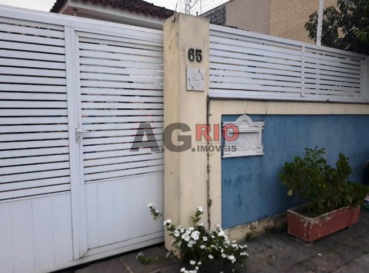 Foto do imóvel - Ótima casa linear, composta de: sala para 2 ambientes, 3 quartos, sendo 1 suíte, 2 banheiros.