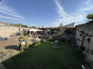 Casa · 84m² · 2 Quartos · 1 Vaga · Casa com 02 quartos com ponto comercial na frente
