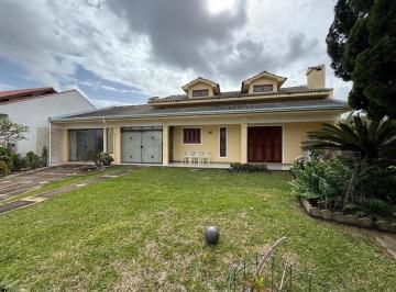 Casa · 151m² · 4 Quartos · Residência com amplo terreno e lindo jardim na praia de Imbé!