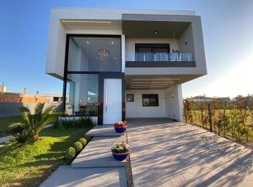 Casa · 240m² · 4 Quartos · 2 Vagas · Casa em Condomínio fechado