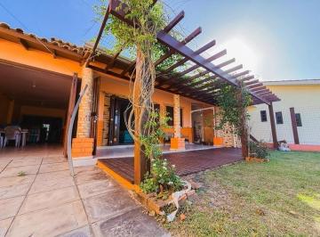 Casa · 185m² · 5 Quartos · 2 Vagas · Residência com anexo próximo ao mar – apenas 100m da beira-mar!