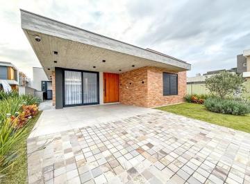 Casa · 185m² · 3 Quartos · Casa no Condomínio Sunset