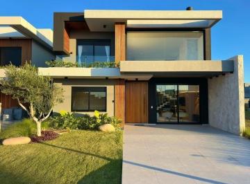 Casa · 212m² · 4 Quartos · 2 Vagas · Lindo sobrado no Condomínio Sunset