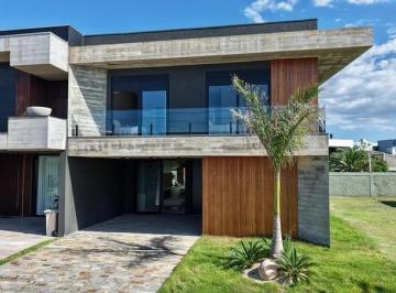 Casa · 235m² · 5 Quartos · 2 Vagas · Casa 5 suítes no SUNSET