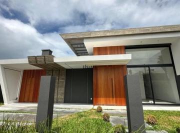 Casa · 140m² · 3 Quartos · 2 Vagas · Casa à venda em Xangri-lá