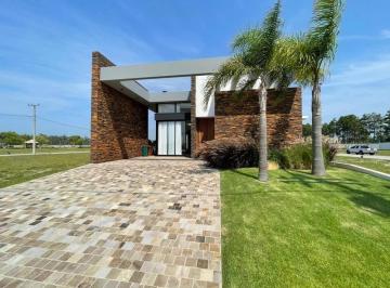 Casa · 152m² · 3 Quartos · 2 Vagas · CASA DE PEDRA