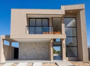 Casa · 200m² · 4 Quartos · 2 Vagas · Casa de Alto Padrão em Condomínio com 3 Suítes + Home Office na Nova São Pedro – São Pedro da Aldeia