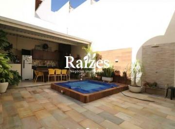 Casa · 244m² · 3 Quartos · 2 Vagas · Casa com 244m² no bairro Cazeca com 3 quartos, energia Solar, ofurô, em Uberlândia MG