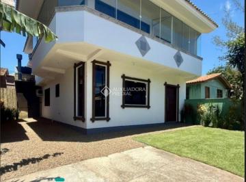 Casa · 137m² · 3 Quartos · 3 Vagas · Casa mobiliada a 600m da Praia Central - conforto e excelente localização!