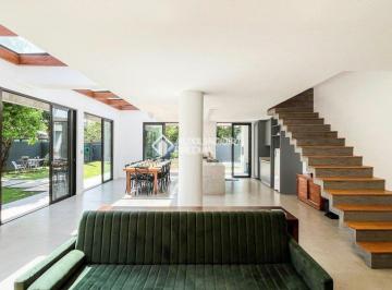 Casa · 512m² · 6 Quartos · 4 Vagas · Casa de 6 quartos mobiliada a 200m da Praia do Campeche disponível para locação no Campeche