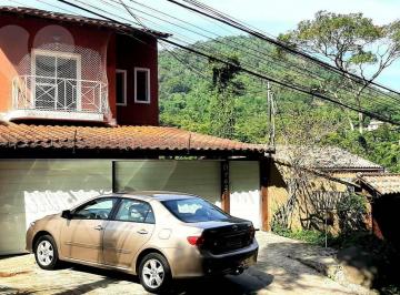 83f0158e438261215b97db23aff255c748289600 · Ótima Residencia, 2 pavimentos com 4 quartos, área de lazer, piscina