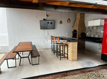 e5c4f83fb1afcaccd56cc40b618cb0fe4146133f · Casa no bairro Santa Mônica com três quartos, suíte e varanda gourmet.