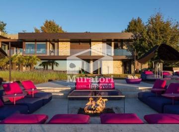 Casa · 1593m² · 6 Quartos · 4 Vagas · Magnífica propriedade em Condomínio!
