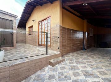 39ssdi2otqwndnmy2flntm3_md · Casa 3 dormitórios com 2 aptos com entrada privativa