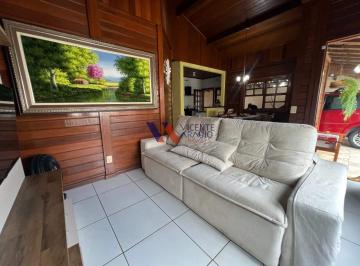 Sala de estar · Casa de madeira com 5 quartos, 3 súites, garagem para 5 carros 
