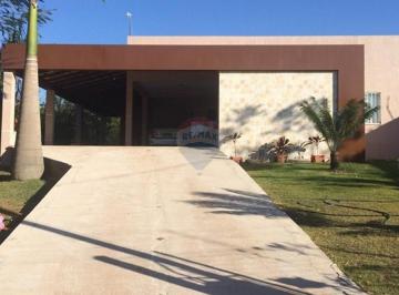 Casa · 300m² · 5 Quartos · 5 Vagas · Procurando Seu Refúgio Particular: Onde a Natureza e a Cidade se Encontram?