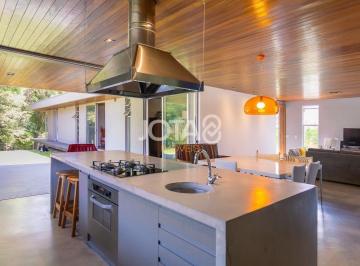 Casa · 305m² · 3 Quartos · 4 Vagas · Casa à venda - em Santa Felicidade