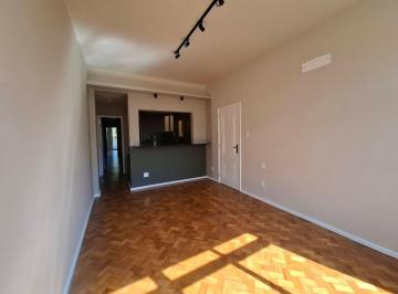 Excelente oportunidade de moradia em um apartamento de luxo, com 2 dormitórios, · Laranjeiras. Reformado, claro e com vista livre. Sala, dois quartos (1 suíte com varanda), e vaga