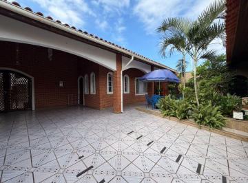 Casa de 4 quartos, Peruíbe · Casa com 4 quartos e área gourmet em Peruíbe.