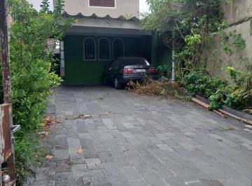 Casa · 185m² · 3 Quartos · 6 Vagas · Sobrado Amplo em Avenida Principal – Ideal para Moradia ou Comércio!