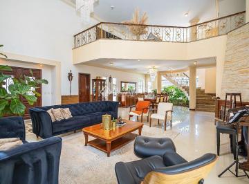 Casa · 570m² · 4 Quartos · 2 Vagas · Casa de alto padrão com 570 m² com 4 quartos e 2 suítes disponível para venda no bairro Pineville