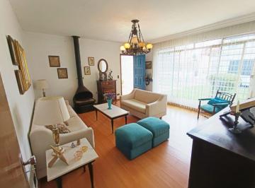 Casa de 3 quartos, Curitiba · Casa Térrea com Suíte, Lareira e Amplo Quintal — Conforto e Espaço para Toda a Família
