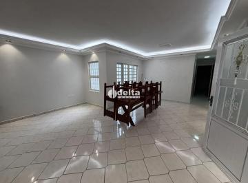 Casa · 460m² · 4 Quartos · 2 Vagas · Casa com 4 quartos sendo 1 suíte disponível para locação no bairro Santa Luzia em Uberlândia-MG